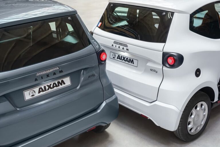 Véhicule sans permis Aixam Easy dès 14 ans - couleur blanc et bleu