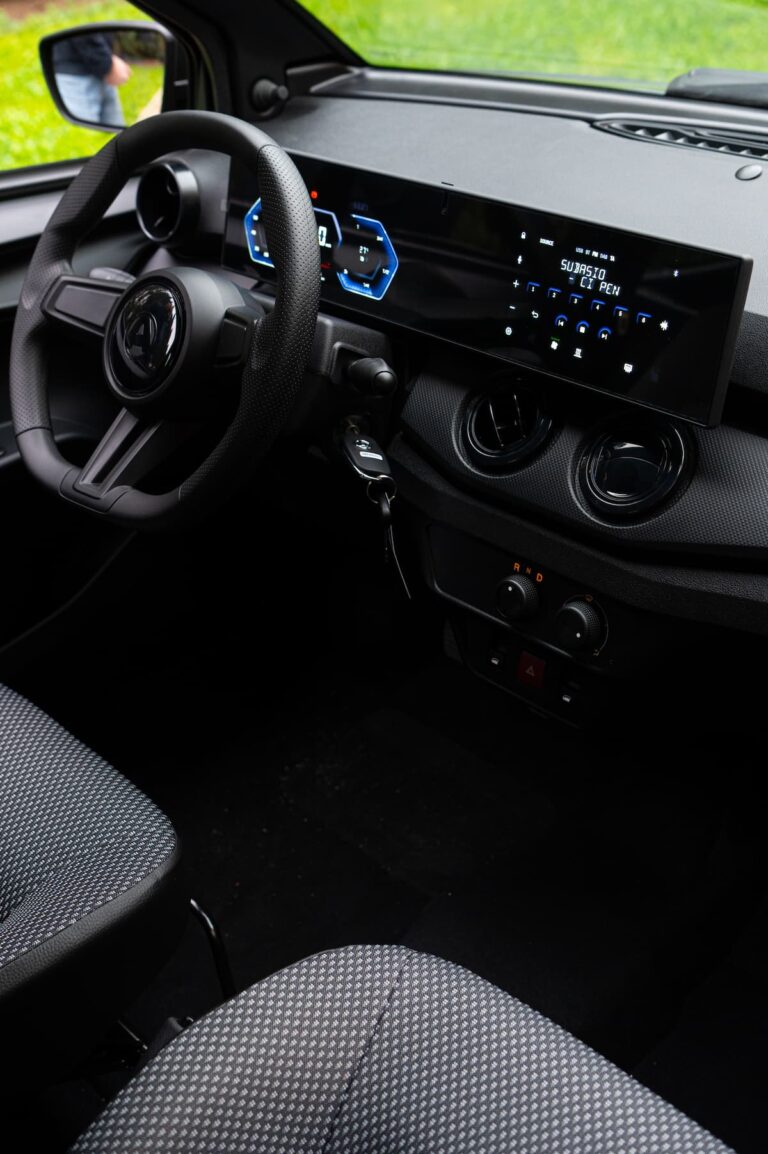 Voiture sans permis Aixam e-City intérieur