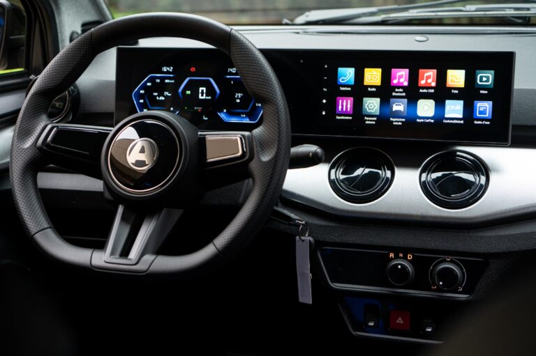 Voiture sans permis Aixam e-City interieur - tableau de bord